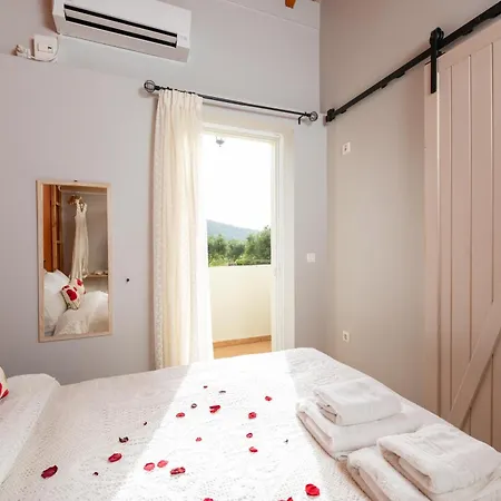 Spedion - Near To Sea With Heated Swimming Pool