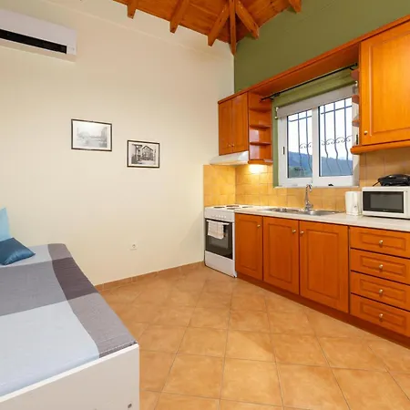 Spedion - Near To Sea With Heated Swimming Pool Gythio